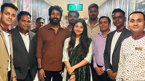 அமரன் சிறப்பு திரையிடலில் பங்கேற்ற சாய் பல்லவி, சிவகார்த்திகேயன்.