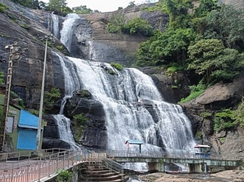 குற்றாலம் பேரருவியில் கொட்டும் தண்ணீா்.