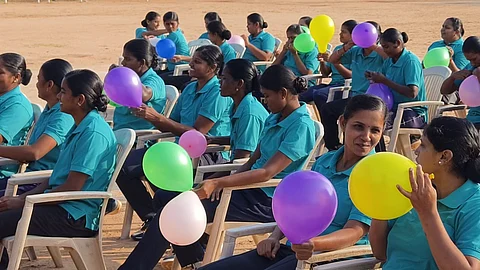 கோவையில் காவலர்களுக்கு மன அழுத்தத்தை போக்க மாநகர காவல்துறை சார்பில் மன அழுத்தம் குறைப்பதற்கான பலூன் உடைத்தல் போட்டியில் பங்கேற்ற பெண் காவலர்கள்.
