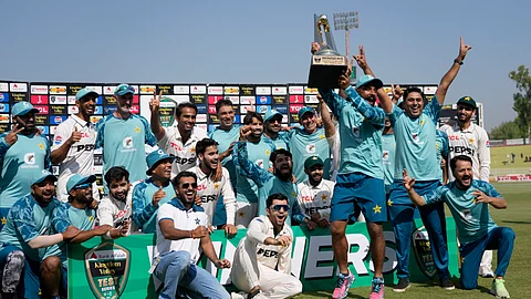 கோப்பையுடன் உற்சாகமாக போஸ் கொடுக்கும் பாகிஸ்தான் வீரர்கள்