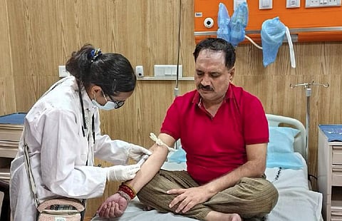 மருத்துவமனையில் சிகிச்சை பெறும் தில்லி பாஜக தலைவர் வீரேந்திர சச்தேவா