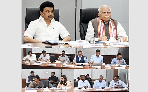 சென்னை, நந்தனத்திலுள்ள சென்னை மெட்ரோ ரயில் நிறுவனத்தின் தலைமையகத்தில், சனிக்கிழமை (அக்.26) நடைபெற்ற சென்னை மெட்ரோ ரயில் திட்டத்தின் இரண்டாம் கட்டப் பணிகள் குறித்த ஆய்வுக் கூட்டத்தில் முதல்வர் மு.க.ஸ்டடாலின், மத்திய நகர்ப்புற விவகாரங்கள் துறை இணையமைச்சர் மனோகர்லால் கட்டா உள்ளிட்டோர்.