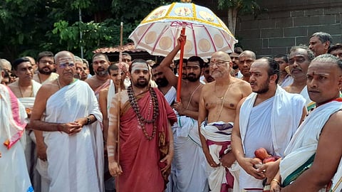 காஞ்சிபுரம் காமாட்சி அம்மன் கோயிலில் தரிசனம் செய்ய வந்த சிருங்கேரி சங்கராசாரியா் விதுசேகர பாரதி சுவாமிகள்.