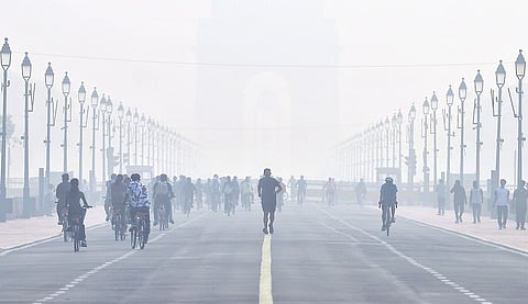 இன்று காலை புகைமூட்டமாகக் காணப்பட்ட இந்தியா கேட் சாலை.