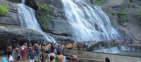 குற்றாலம் பேரருவியில் குளித்து மகிழும் சுற்றுலாப் பயணிகள்.