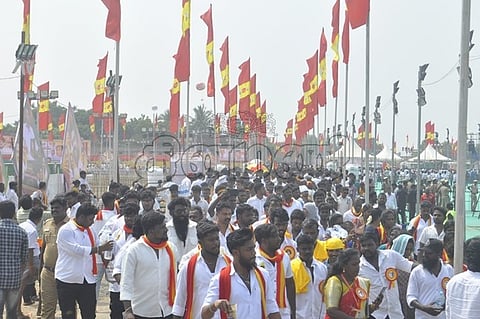 தவெக மாநாட்டிற்கு வருகைபுரிந்த தொண்டர்களின் ஒரு பகுதி
