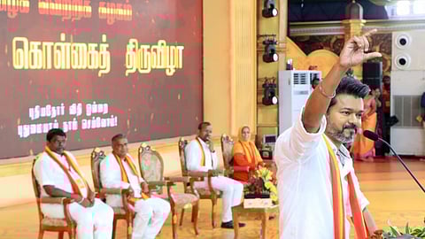 சினிமாவை உதறிவிட்டு அரசியலுக்கு வர என்ன காரணம்? -விஜய்யின் பதில்
