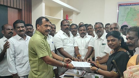 முன்னாள் அதிமுக அமைச்சா் ஆா்.பி.உதயகுமாா் மீது நடவடிக்கை எடுக்கக் கோரி ஓபிஎஸ் அணியினா் மனு