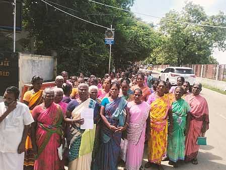 ஆட்சியா் அலுவலகத்துக்கு மனு அளிக்க வந்த பாளையஞ்செட்டிகுளம் கிராம மக்கள்.