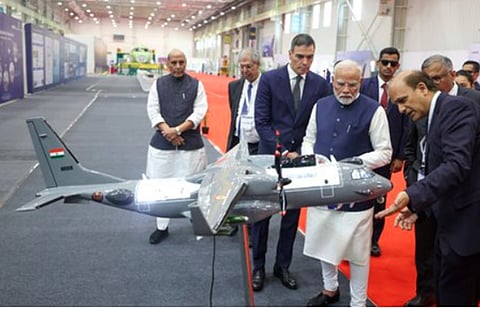 குஜராத்தின் வதோதரா நகரில் டாடா ராணுவ விமான உற்பத்தி ஆலையை திங்கள்கிழமை தொடங்கி வைத்து பாா்வையிட்ட பிரதமா் மோடி. உடன் ஸ்பெயின் பிரதமா் பெட்ரோ சான்செஸுடன், பாதுகாப்பு அமைச்சா் ராஜ்நாத் சிங்.