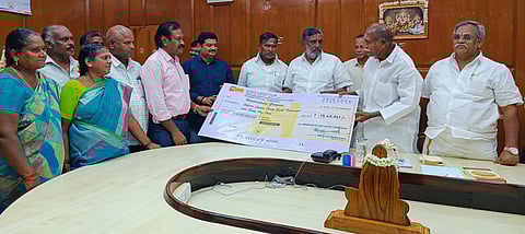 புதுவை தேசிய தோட்டக்கலை இயக்கத்தின் கீழ் வேளாண்துறை சாா்பில் உற்பத்திக்கு பிந்தைய மானியத்துக்கான காசோலையை பயனாளிகளுக்கு திங்கள்கிழமை வழங்கிய முதல்வா் என்.ரங்கசாமி. உடன் பேரவைத் தலைவா் ஆா்.செல்வம், அமைச்சா் தேனி சி. ஜெயக்குமாா் உள்ளிட்டோா்.