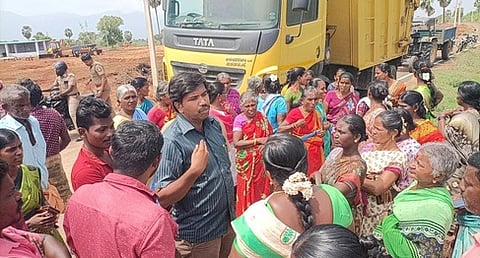 லாரியை சிறைப்பிடித்து போராட்டத்தில் ஈடுபட்ட கிராம மக்களிடம் பேச்சு நடத்திய மின்வாரிய அதிகாரிகள்.