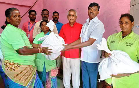 தூய்மைப் பணியாளா்களுக்கு
மளிகைப் பொருள்கள் அளிப்பு