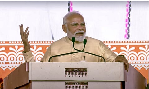 அம்ரேலி மாவட்டம் லத்தி பகுதியில் திங்கள்கிழமை நடைபெற்ற பொதுக்கூட்டத்தில் பங்கேற்று உரையாற்றிய பிரதமா் மோடி.