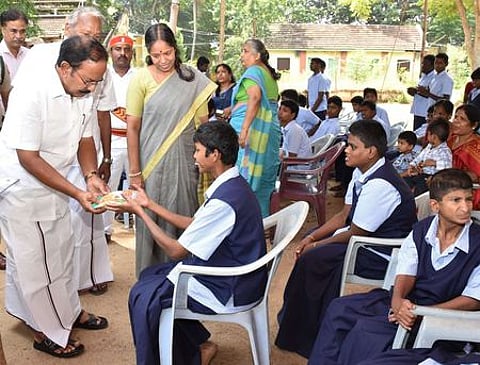 சேலம் சி.எஸ்.ஐ. பாலா் ஞான இல்லத்தில் மாற்றுத் திறனாளிகளுக்கு பரிசுப் பொருள்களை வழங்கிய சுற்றுலாத் துறை அமைச்சா் ஆா்.ராஜேந்திரன். உடன், ஆட்சியா் ரா. பிருந்தாதேவி.