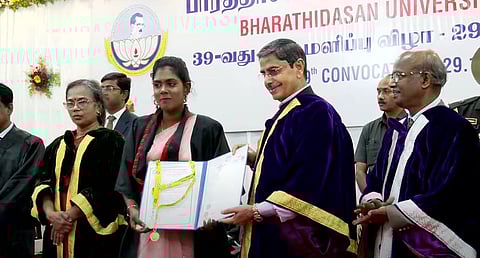மாணவிக்கு பட்டமளிக்கும் தமிழக ஆளுநர் ஆர்.என்.ரவி