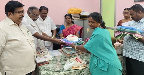 பணியாளா்களுக்கு சீருடைகளை வழங்கிய மாவட்டஊராட்சித் தலைவா் சூரியகுமாா், பேரூராட்சி தலைவா் சசிகலா, செயல் அலுவலா் சம்பத் குமாா் உள்ளிட்டோா்.