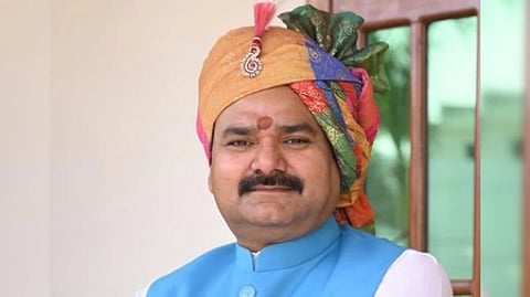 சஞ்சய் சிங் கங்வாா்.