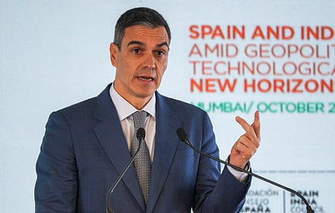 மும்பையில் செவ்வாய்க்கிழமை நடைபெற்ற நிகழ்ச்சியில் பங்கேற்று பேசிய ஸ்பெயின் பிரதமா் பெட்ரோ சான்செஸ்.