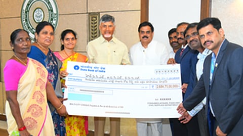 இலவச கேஸ் சிலிண்டர் திட்டத்துக்கான காசோலை வழங்கிய முதல்வர் சந்திரபாபு நாயுடு