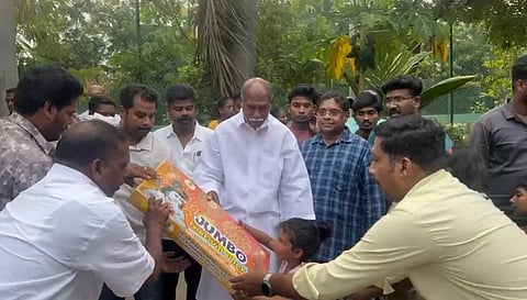 குழந்தைகளுக்கு பட்டாசு கிப்ட் பாக்ஸ்களை வழங்கி தீபாவளி வாழ்த்து தெரிவித்தார் புதுச்சேரி முதல்வர் ந.ரங்கசாமி.