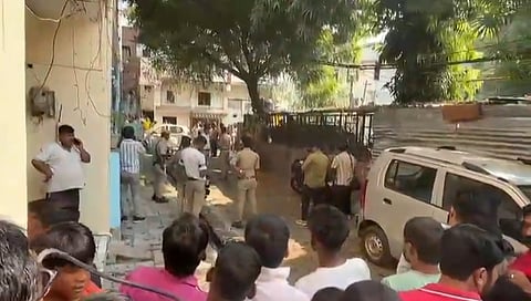 கான்பூரில் வியாழக்கிழமை சமையல் எரிவாயு உருளை வெடித்த இடத்தில் காவல்துறை மற்றும் தடயவியல் துறை அதிகாரிகள் விசாரணை மேற்கொண்டு வருகின்றனர்.