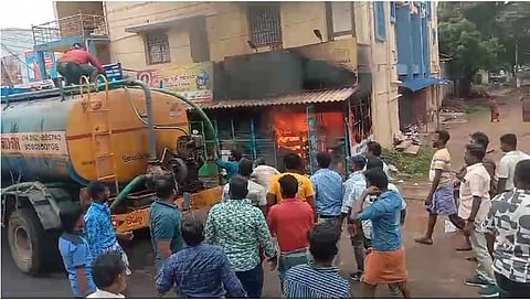 தஞ்சை புதிய பேருந்து நிலையம் அருகே திடீரென தீப்பிடித்து எரியும் மளிகை கடை, தண்ணீர் லாரி மூலம்
தீயை அணைக்க போராடும் அந்த பகுதி மக்கள்