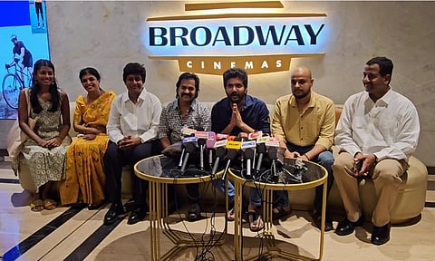 கோவை பிராட்வே திரையரங்கில் செய்தியாளர்களுக்கு பேட்டியளித்த நடிகர் கவின் மற்றும் படக்குழுவினர்.