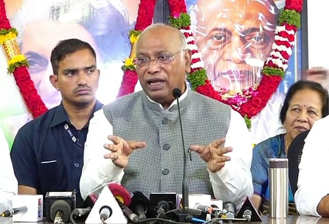 பெங்களூரில் பத்திரிகையாளர்களுடன் பேசிய மல்லிகார்ஜுன கார்கே.