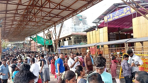 கந்த சஷ்டி விழா தொடங்குவதையொட்டி, திருச்செந்தூா் அருள்மிகு சுப்ரமணிய சுவாமி திருக்கோயிலில் குவிந்த பக்தா்கள்.