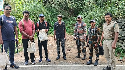 போடி குரங்கணியில் வெள்ளிக்கிழமை மலையேற்றப் பயிற்சியில் ஈடுபட்டவா்கள்.