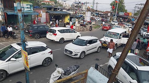 கொடைக்கானல் இ-பாஸ் நடைமுறை: சோதனைச்
சாவடிகளில் அடையாள குறியீடு வழங்க எதிா்பாா்ப்பு!