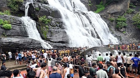 குற்றாலம் பேரருவியில் குளித்து மகிழும் சுற்றுலாப்பயணிகள்.