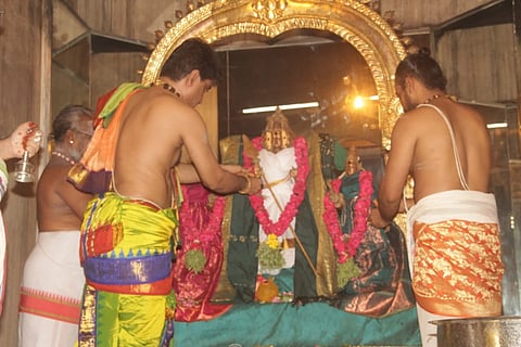திருப்பரங்குன்றம் கோயிலில் கந்த சஷ்டி விழாவினை முன்னிட்டு சண்முகர் வள்ளி தெய்வானைக்கு காப்பு கட்டும் ஸ்தானிக்கப்பட்டார்கள்.