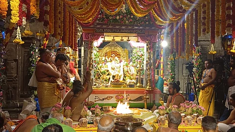யாகசாலையில் வள்ளி, தெய்வானையுடன் எழுந்தருளிய சுவாமி ஜெயந்திநாதர்.
