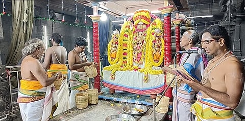 காஞ்சிபுரம் குமரக்கோட்டம் சுப்பிரமணிய சுவாமி கோவிலில் சனிக்கிழமை கந்த சஷ்டி திருவிழா லட்சாா்ச்சனையுடன் தொடங்கியது.