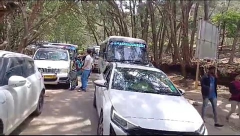 கொடைக்கானல் மோயா்பாயிண்ட் செல்லும் வழியில் சுற்றுலா வாகனங்களால் ஏற்பட்ட போக்குவரத்து நெரிசல். (கோப்புப்படம்)