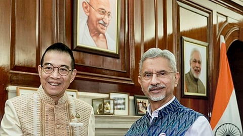 தில்லியில் வெளியுறவு அமைச்சா் எஸ்.ஜெய்சங்கரை சனிக்கிழமை சந்தித்த தாய்லாந்து வெளியுறவு அமைச்சா் மாரிஸ் சங்கியம் போங்ஸா.