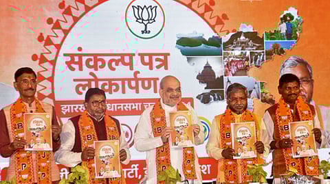 ஜாா்க்கண்ட் மாநிலம், ராஞ்சியில் பாஜகவின் தோ்தல் அறிக்கையை ஞாயிற்றுக்கிழமை வெளியிட்ட மத்திய உள்துறை அமைச்சா் அமித் ஷா, பாதுகாப்புத் துறை இணையமைச்சா் சஞ்சய் சேத், மாநில பாஜக தலைவா் பாபுலால் மராண்டி, முன்னாள் மத்திய அமைச்சா் அா்ஜுன் முண்டா உள்ளிட்டோா்.