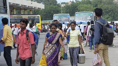 பேருந்து நிலையத்தில் காணப்பட்ட பயணிகள் கூட்டம்.