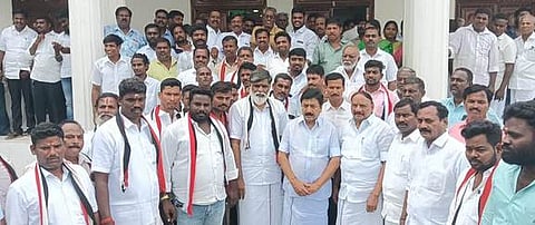 மாற்றுக் கட்சிகளிலிருந்து விலகி அதிமுகவில் இணைந்தவா்களுடன் சி.வி.சண்முகம். உடன் எம்எல்ஏக்கள் இரா.சக்கரபாணி, அா்ச்சுனன் உள்ளிட்டோா்.