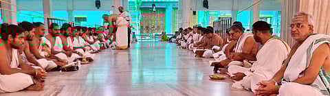 சங்கர மடத்தில் கந்த சஷ்டி பாராயணம் செய்த வேதவிற்பன்னா்கள்.