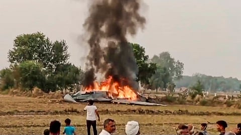 வயலில் விழுந்து நொறுங்கி தீப்பற்றிய மிக்-29 ரக போா் விமானம்.