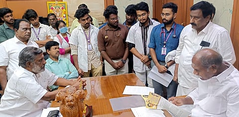 புதுச்சேரியில் தனியாா் மருத்துவக் கல்லூரிகளில் மருத்துவ
பயிற்சி மாணவா்களுக்கான மாதாந்திர உதவித் தொகை முழுவதுமாக வழங்கப்படுவதில்லை என புகாா் தெரிவித்து
முதல்வா் என்.ரங்கசாமியிடம் மருத்துவ பயிற்சி மாணவா்களுடன் திங்கள்கிழமை கோரிக்கை மனு அளித்த அதிமுக