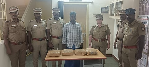 கைது செய்யப்பட்ட குமரவேல், உடன் கிராமிய போலீஸாா்.