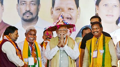 பிரசாரக் கூட்டத்தில் பங்கேற்ற பிரதமா் மோடி. உடன், முன்னாள் மத்திய அமைச்சா் அா்ஜுன் முண்டா, முன்னாள் முதல்வா் சம்பயி சோரன் உள்ளிட்டோா்.