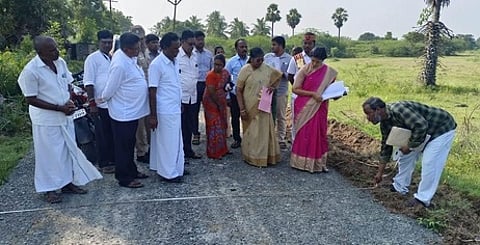 சாலை பணியை ஆய்வு செய்த ஆட்சியா் ஜெ.யு சந்திரகலா.