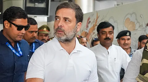 லக்னெள விமான நிலையத்தில் ராகுல் காந்தி