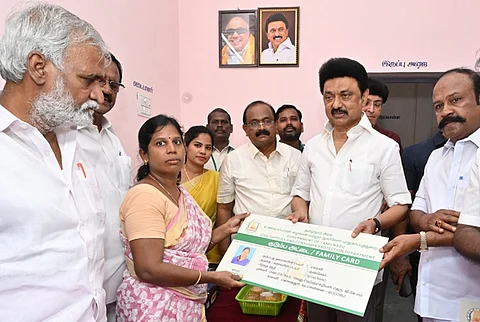 சென்னை கொளத்தூா் பல்நோக்கு மையக் கட்டடத்தில் உள்ள நியாயவிலைக் கடையில் குடும்ப அட்டைதாரா்களுக்கு ரேஷன் பொருள்கள், புதிய குடும்ப அட்டைகளை திங்கள்கிழமை வழங்கிய முதல்வா் மு.க.ஸ்டாலின். உடன், அமைச்சா்கள் பி.கே.சேகா்பாபு, பெரியகருப்பன், மேயர் ஆா்.பிரியா உள்ளிட்டோர்.