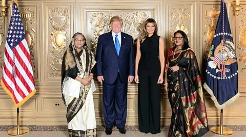 டொனால்ட் டிரம்ப்புடன் வங்கதேச முன்னாள் பிரதமர் ஷேக் ஹசீனா (கோப்புப் படம்)